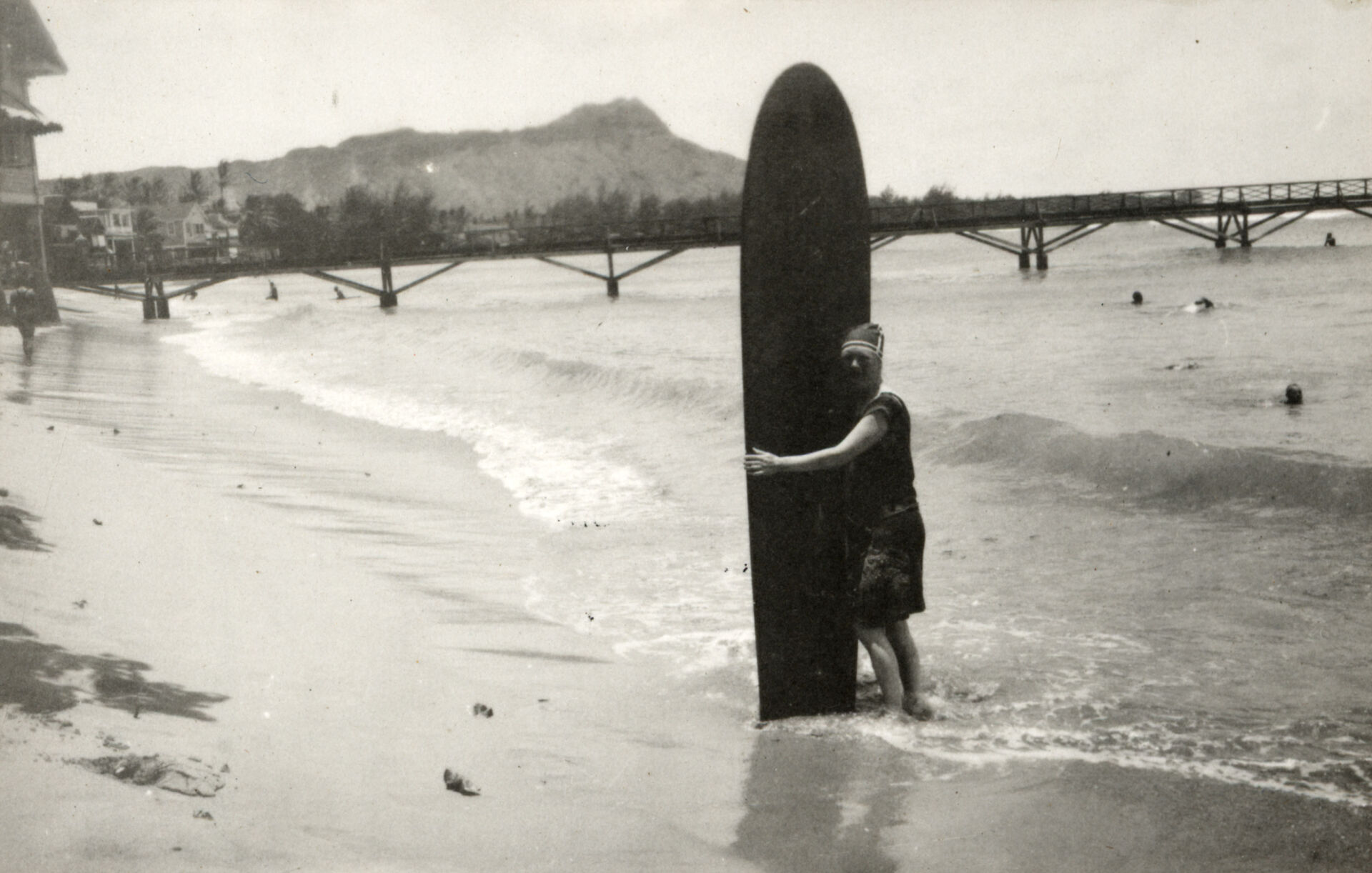 Signe surfar på Hawaiiöarna den 18 juni 1922.