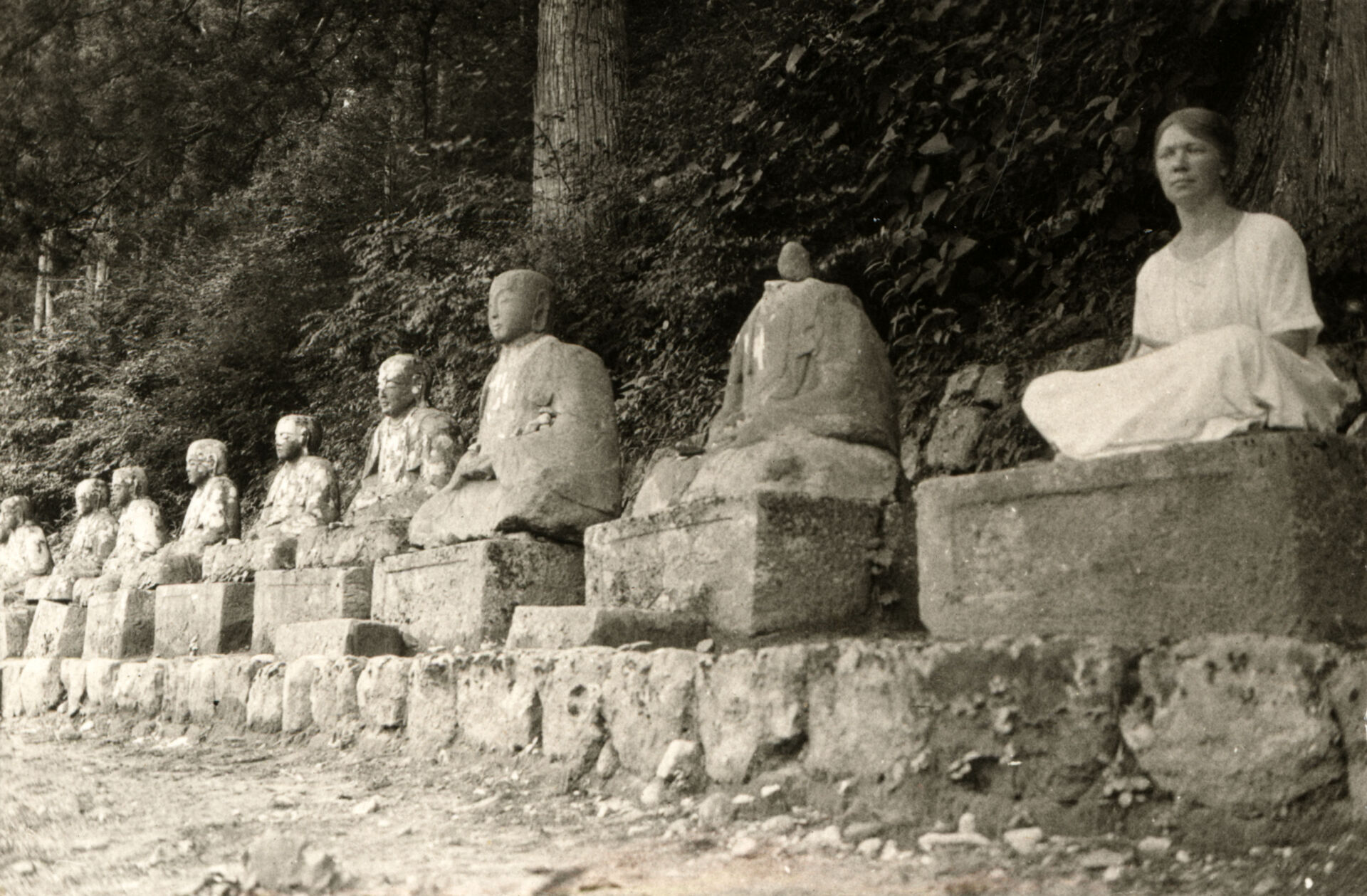 Signe poserar som en Buddhafigur i Nikko, Japan, den 5 juli 1922.